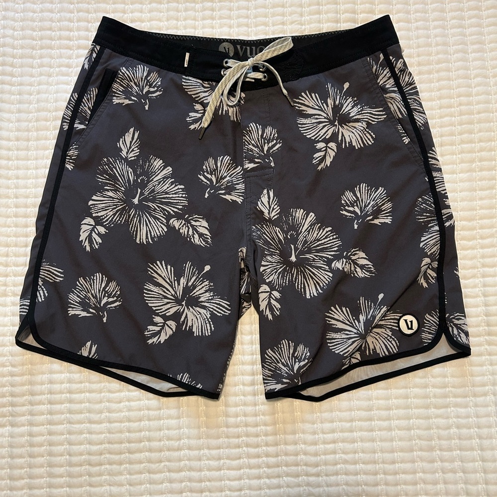 Vuori Men's Blue and White Floral Cruise Board Shorts 32” waist No Lining